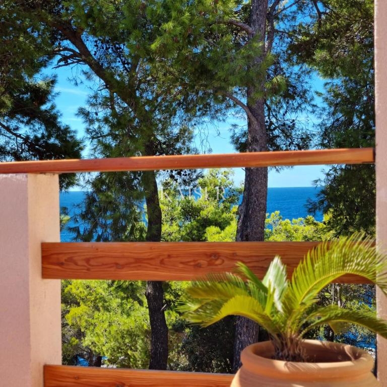 Spalato, Drvenik - Lussuosa villa in pietra, 8700 m2, prima fila al mare