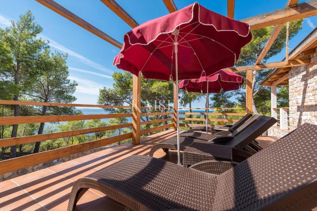 Spalato, Drvenik - Lussuosa villa in pietra, 8700 m2, prima fila al mare