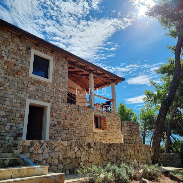 Spalato, Drvenik - Lussuosa villa in pietra, 8700 m2, prima fila al mare