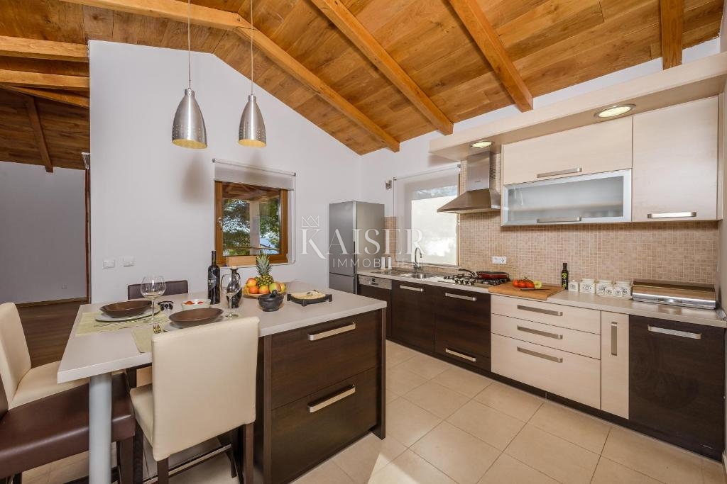 Spalato, Drvenik - Lussuosa villa in pietra, 8700 m2, prima fila al mare