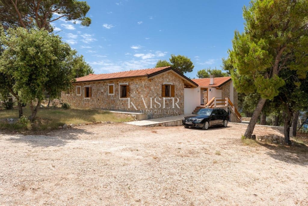 Spalato, Drvenik - Lussuosa villa in pietra, 8700 m2, prima fila al mare