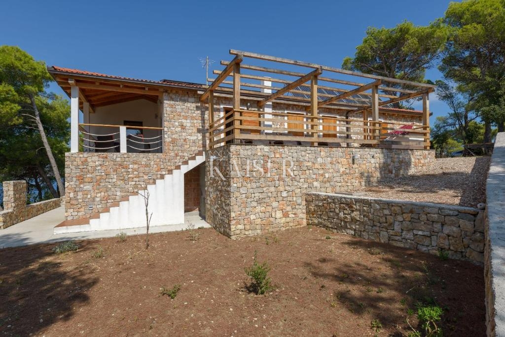 Spalato, Drvenik - Lussuosa villa in pietra, 8700 m2, prima fila al mare