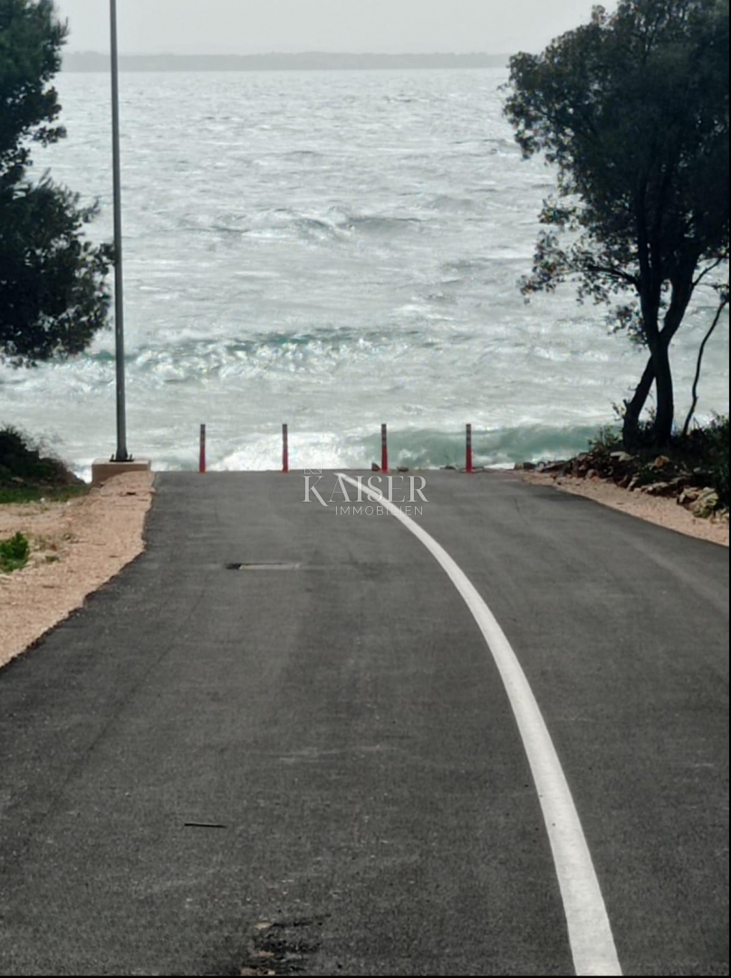 Terreno edificabile in seconda fila sul mare a Petrčane con vista su Ugljan