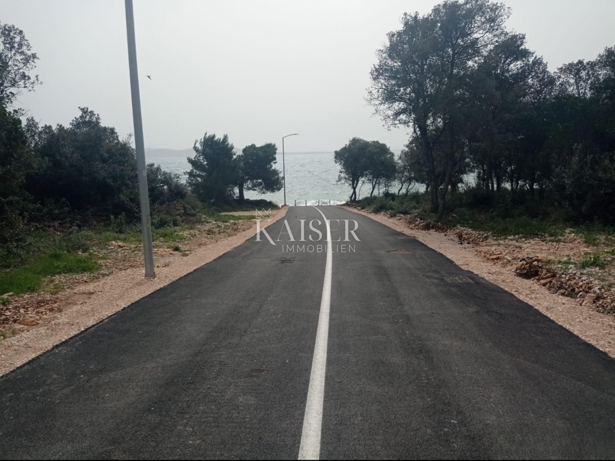 Terreno edificabile in seconda fila sul mare a Petrčane con vista su Ugljan