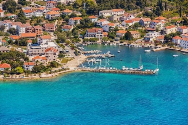 Terreno edificabile in seconda fila sul mare a Petrčane con vista su Ugljan