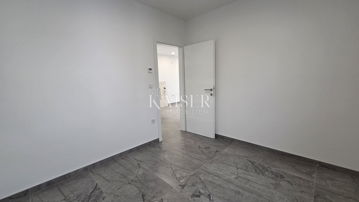 Crikvenica - appartamento, 2 camere da letto + soggiorno, nuovo edificio con vista, terrazza e parcheggio