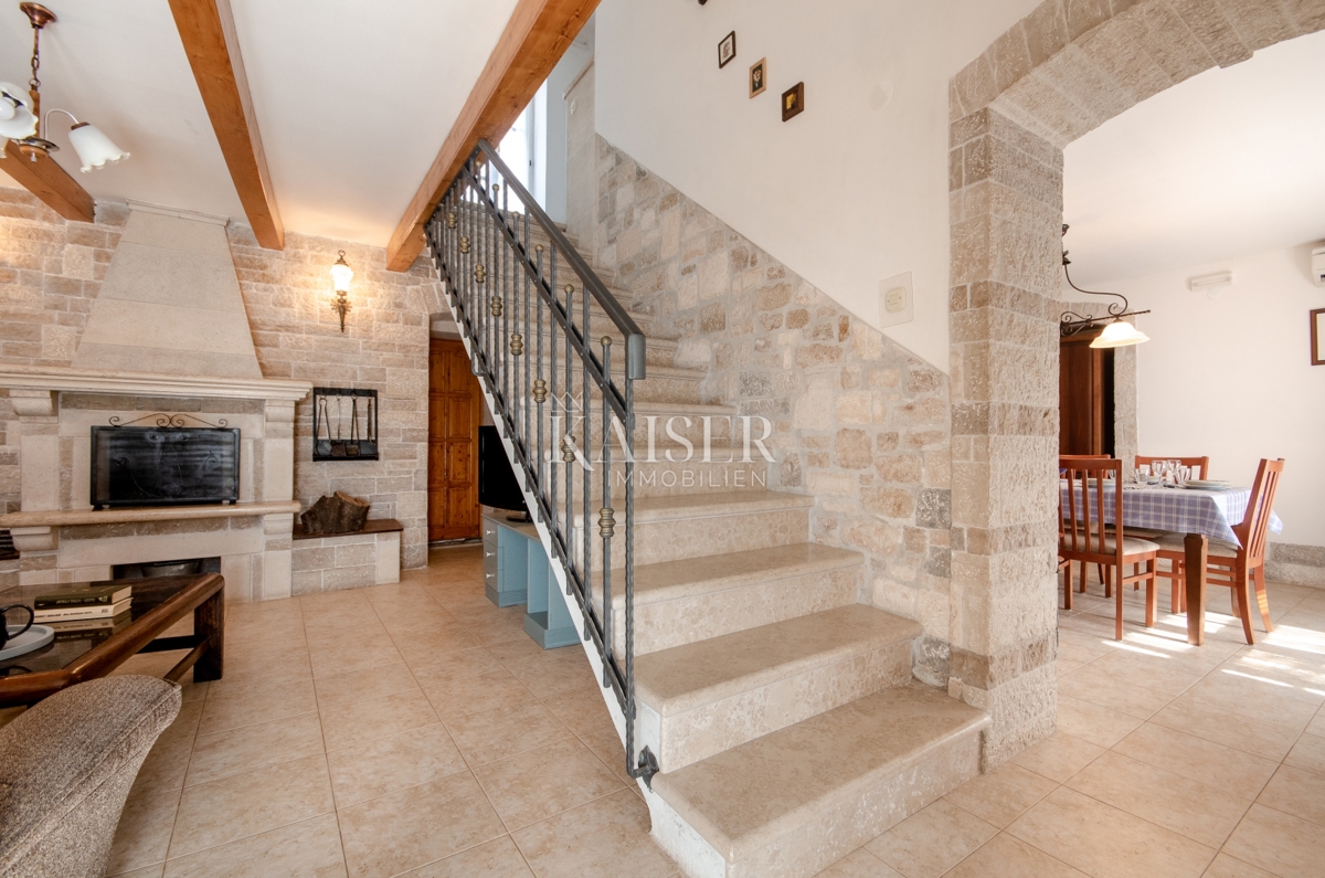 Istria, zona di Rovigno - affascinante casa in pietra di 170m2 con piscina