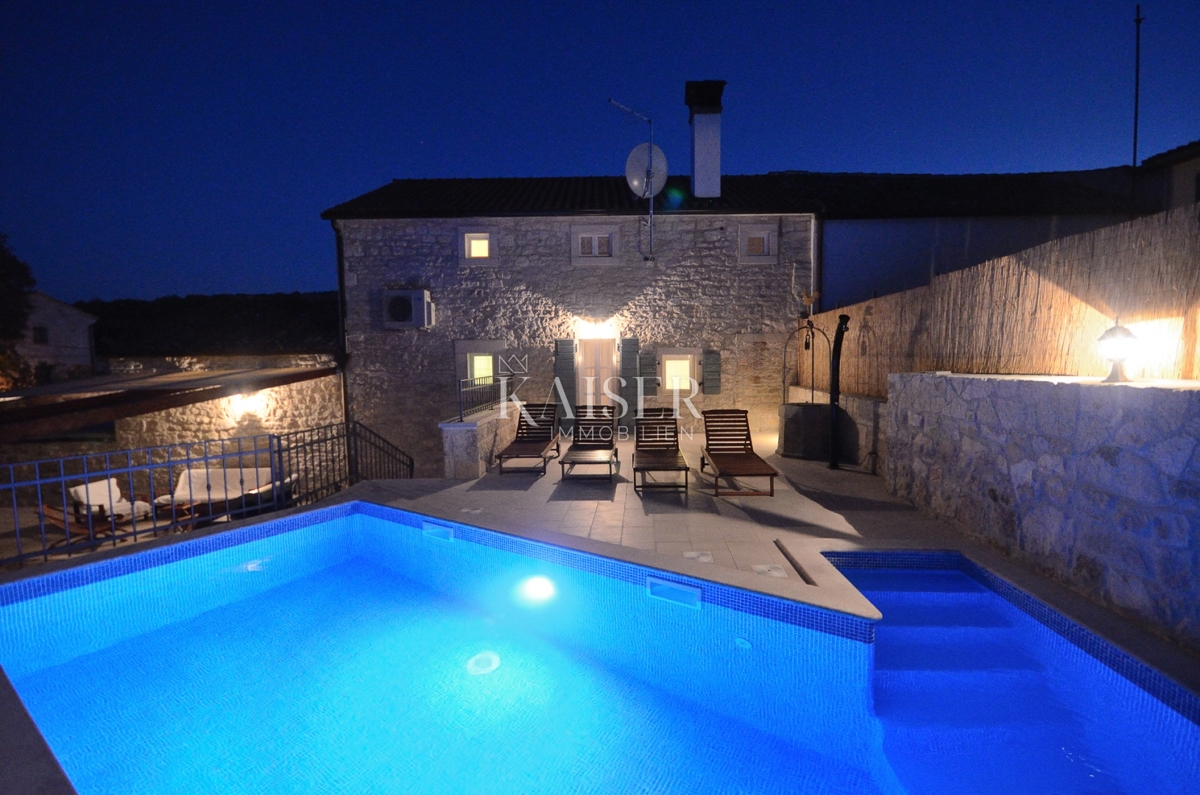 Istria, zona di Rovigno - affascinante casa in pietra di 170m2 con piscina