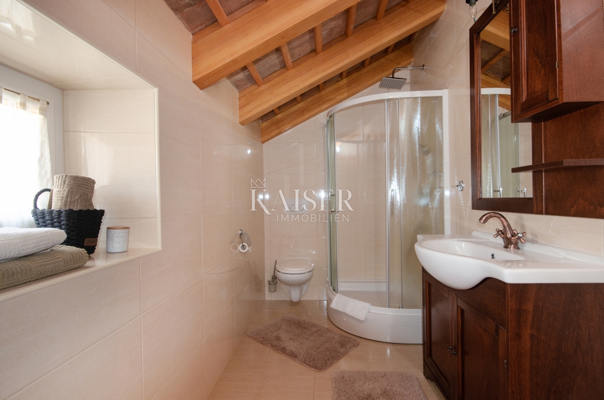 Istria, zona di Rovigno - affascinante casa in pietra di 170m2 con piscina