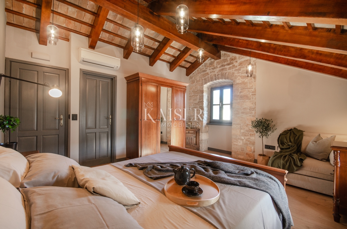 Istria, zona di Rovigno - affascinante casa in pietra di 170m2 con piscina