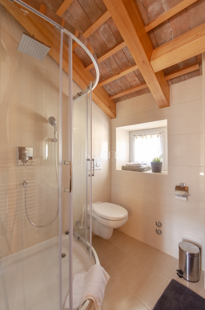 Istria, zona di Rovigno - affascinante casa in pietra di 170m2 con piscina