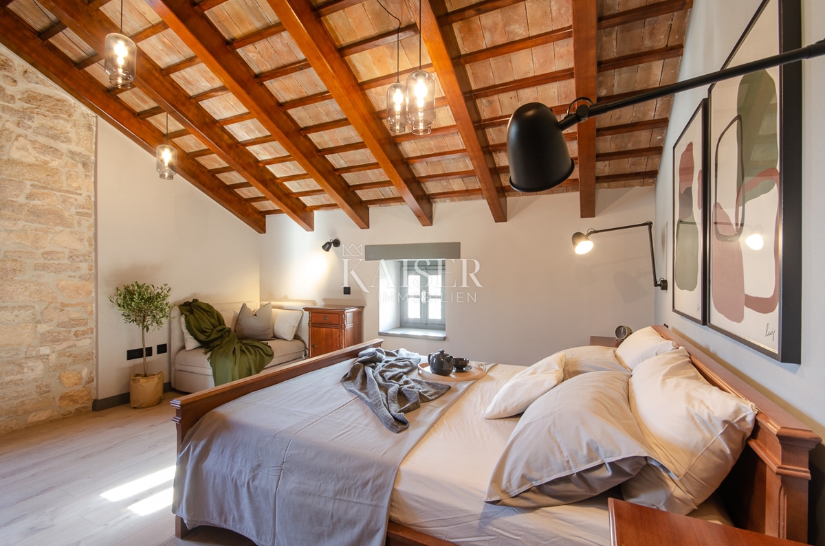 Istria, zona di Rovigno - affascinante casa in pietra di 170m2 con piscina