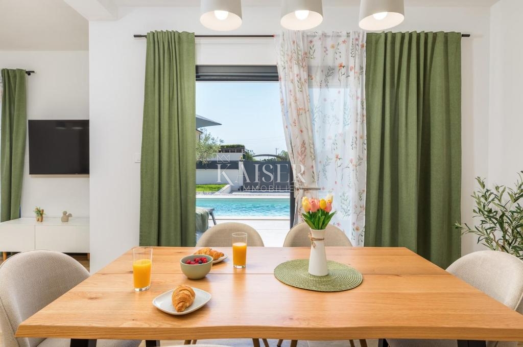 Istria, Parenzo, villa con piscina e vista mare