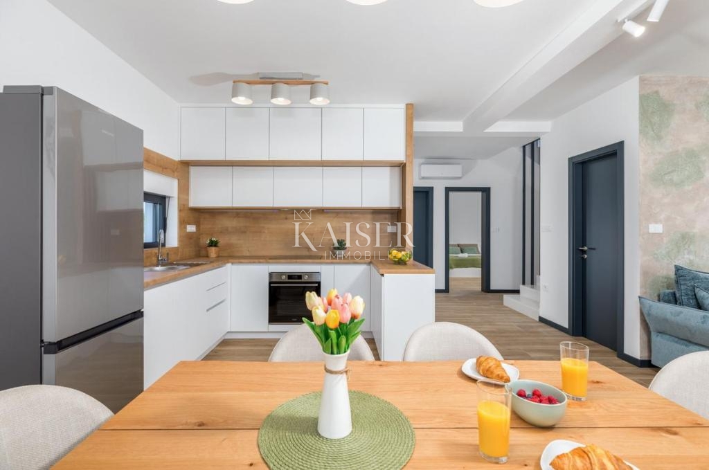 Istria, Parenzo, villa con piscina e vista mare