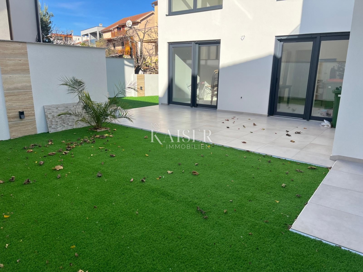 Srima, Vodice - Moderna casa a tre piani (S1) con vista mare