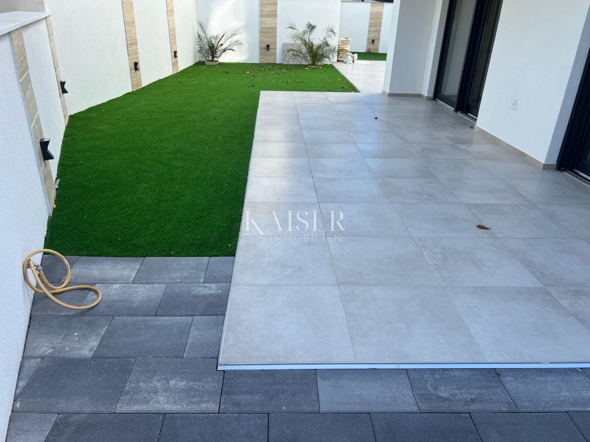 Srima, Vodice - Moderna casa a tre piani (S1) con vista mare