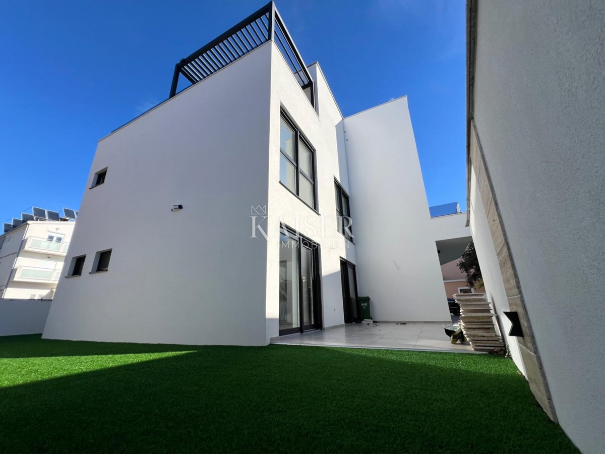 Srima, Vodice - Moderna casa a tre piani (S1) con vista mare