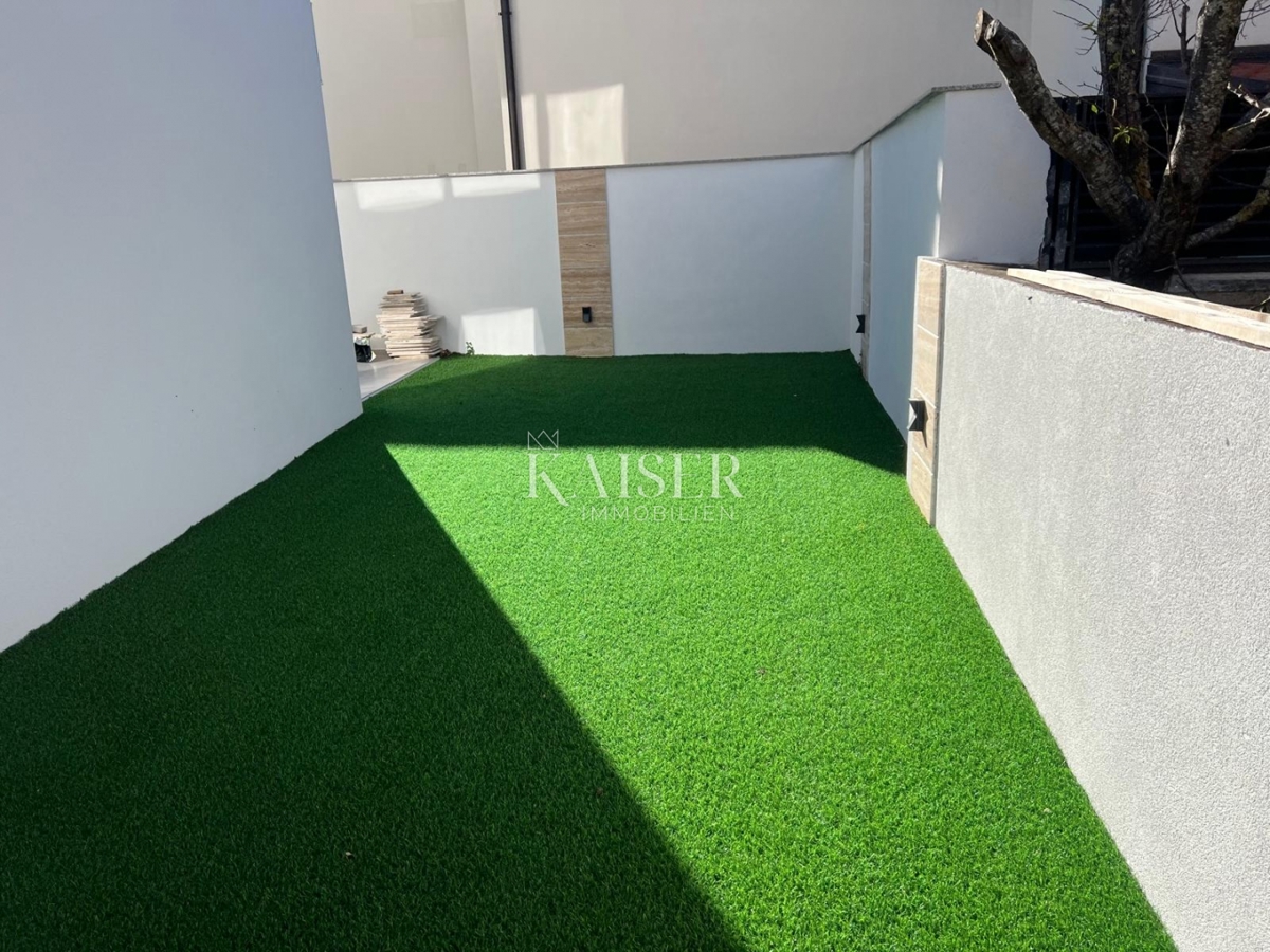 Srima, Vodice - Moderna casa a tre piani (S1) con vista mare