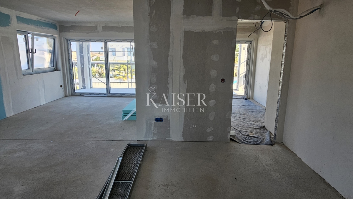 Istria, Parenzo, appartamento in un nuovo edificio con ampia terrazza sul tetto.