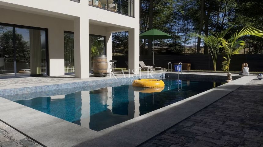 Istria, Parenzo, appartamento in un nuovo edificio con ampia terrazza sul tetto.