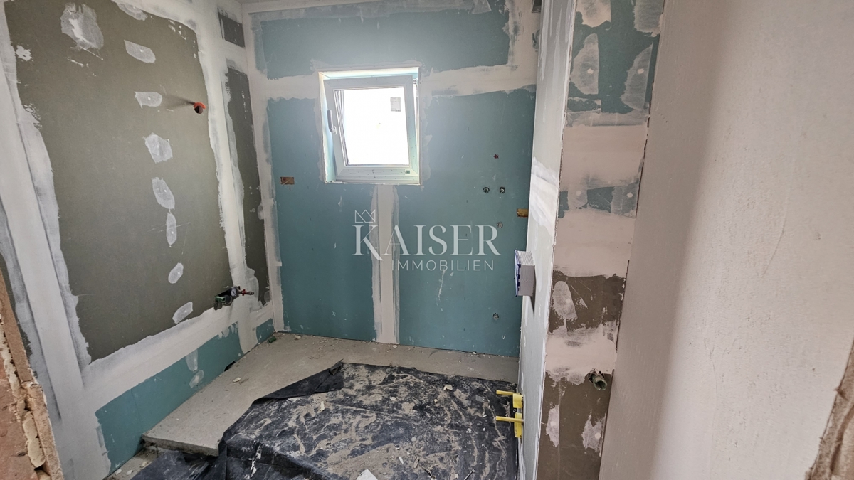 Istria, Parenzo, appartamento in un nuovo edificio con ampia terrazza sul tetto.