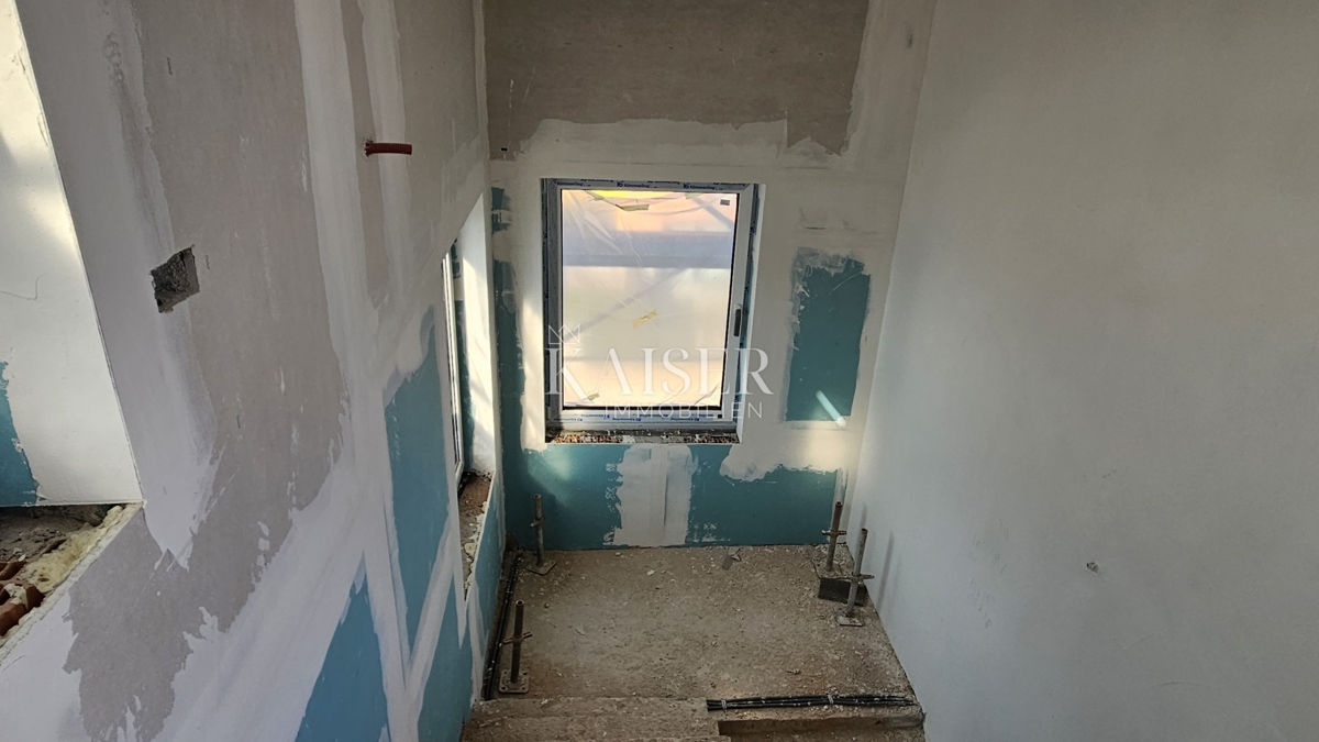 Istria, Parenzo, appartamento in un nuovo edificio con ampia terrazza sul tetto.