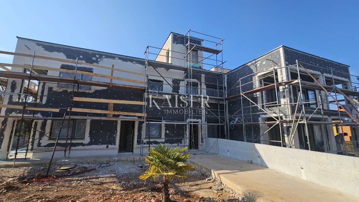 Istria, Parenzo, appartamento in un nuovo edificio con ampia terrazza sul tetto.