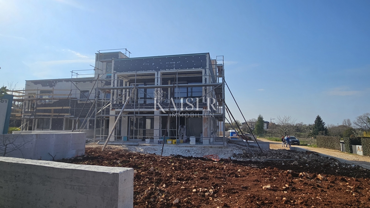 Istria, Parenzo, appartamento in un nuovo edificio con ampia terrazza sul tetto.