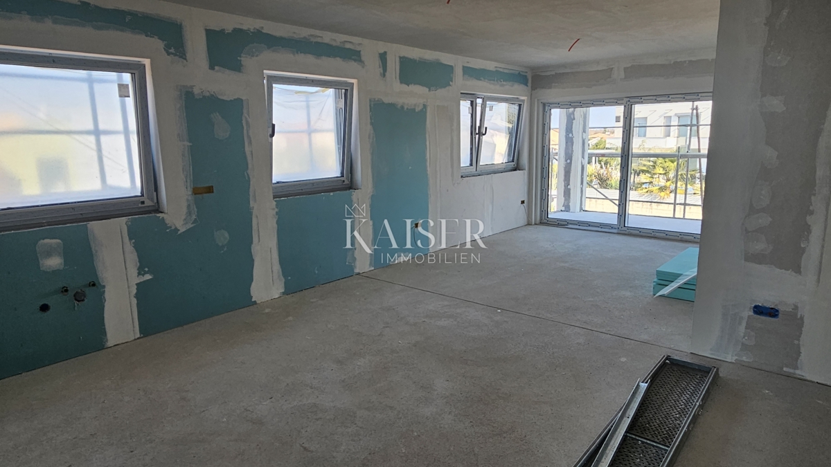 Istria, Parenzo, appartamento in un nuovo edificio con ampia terrazza sul tetto.