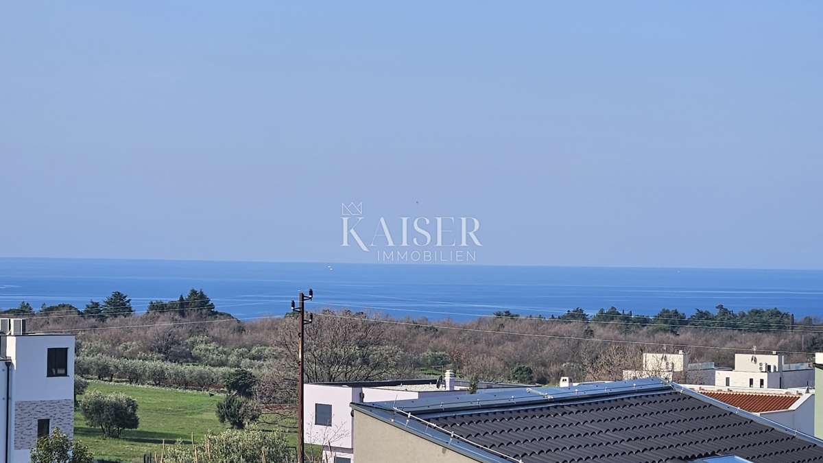 Istria, Parenzo, appartamento in un nuovo edificio con ampia terrazza sul tetto.