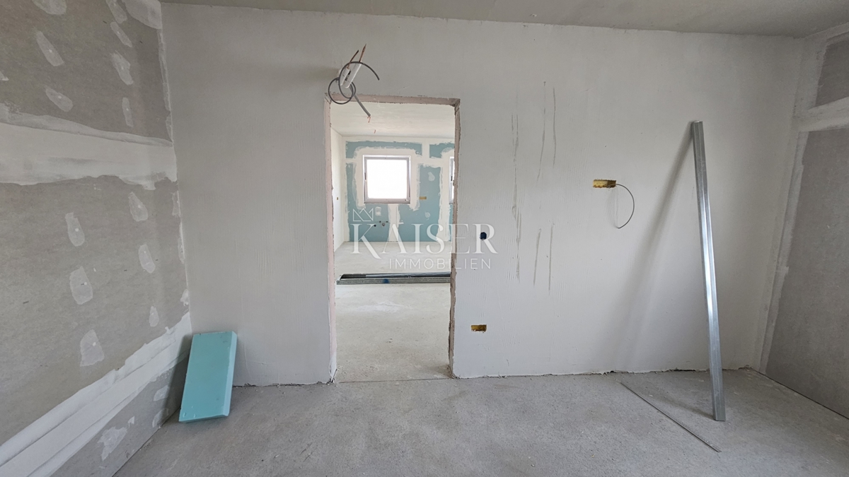 Istria, Parenzo, appartamento in un nuovo edificio con ampia terrazza sul tetto.