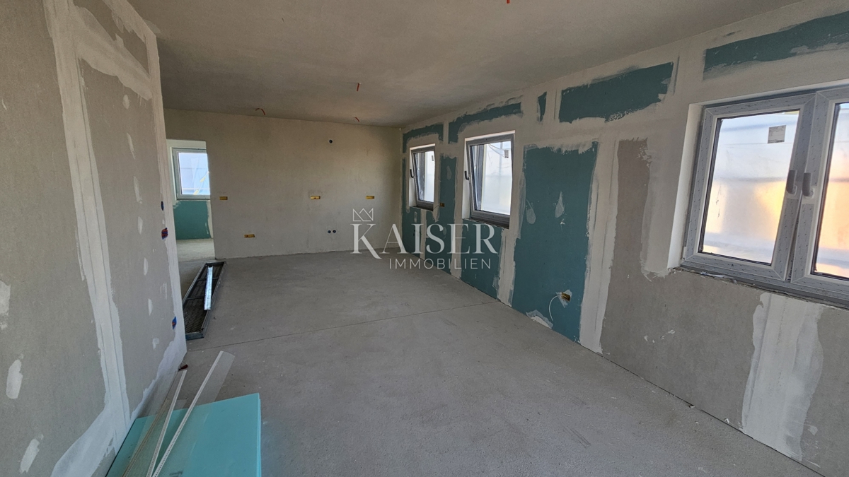 Istria, Parenzo, appartamento in un nuovo edificio con ampia terrazza sul tetto.