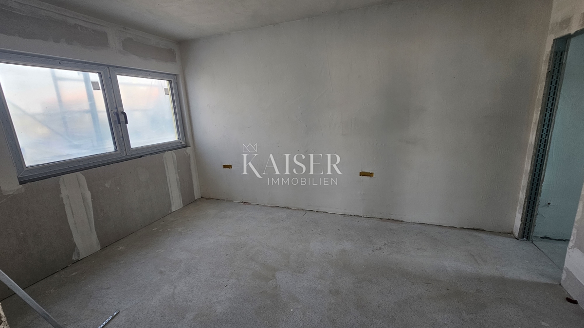 Istria, Parenzo, appartamento in un nuovo edificio con ampia terrazza sul tetto.