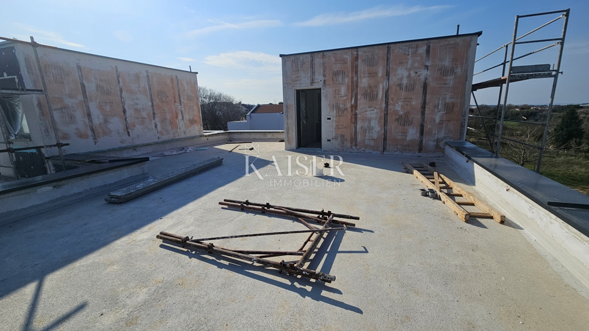 Istria, Parenzo, appartamento in un nuovo edificio con ampia terrazza sul tetto.