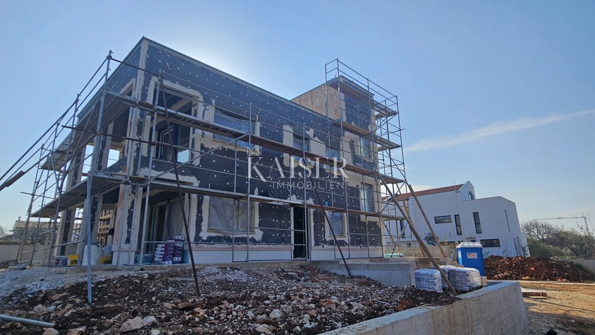 Istria, Parenzo, appartamento in un nuovo edificio con ampia terrazza sul tetto.