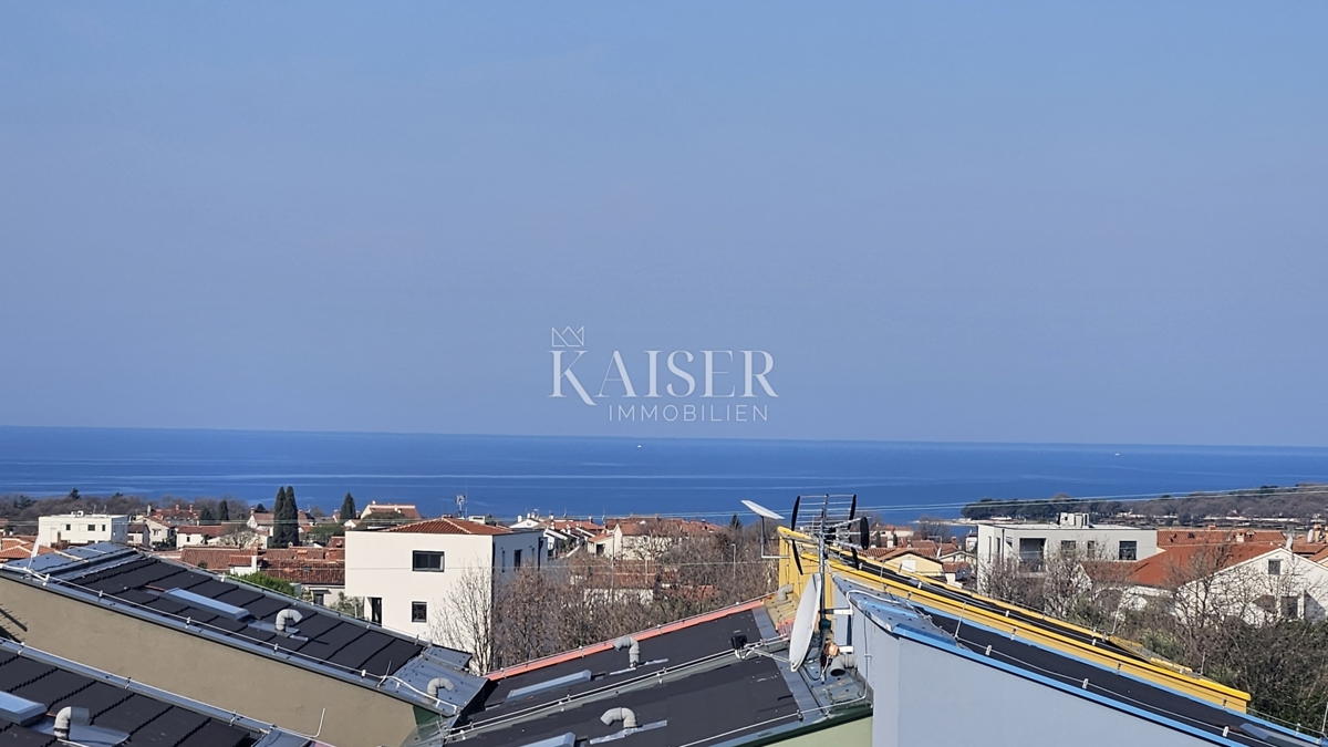 Istria, Parenzo, appartamento in un nuovo edificio con ampia terrazza sul tetto.