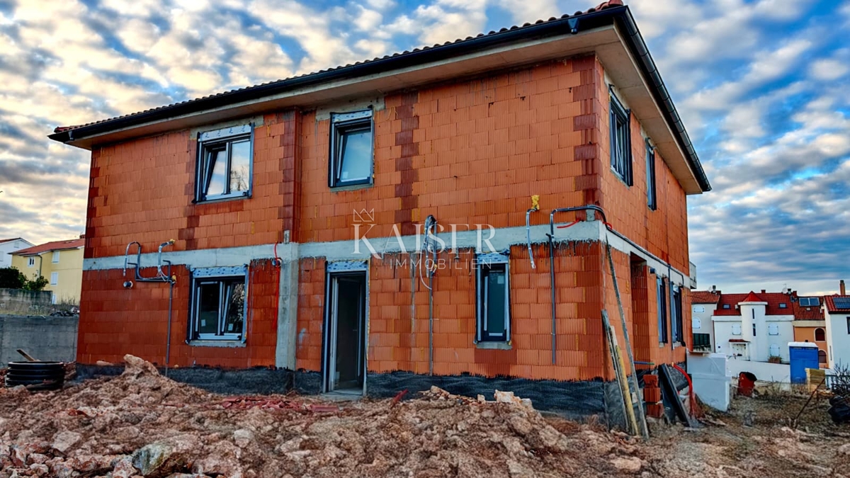 Isola di Krk, Malinska - moderna casa bifamiliare di 120m2 con piscina