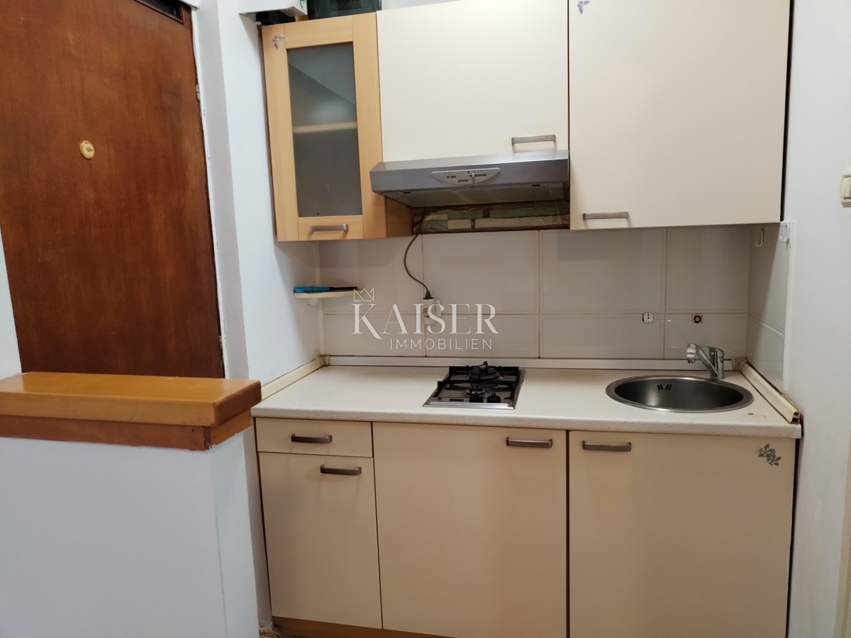 Istria, Umago, monolocale in centro, 27m2, a 500m dal mare