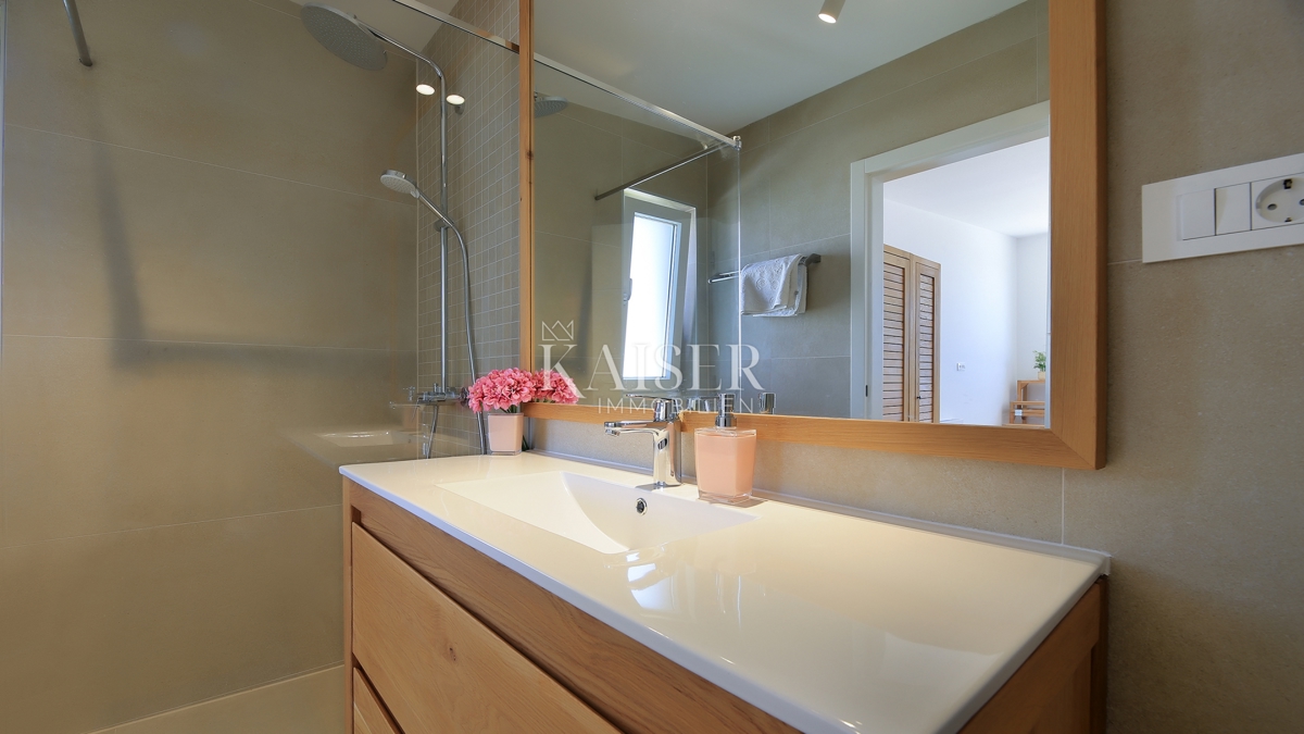 Isola di Krk, Malinska - Villa moderna di 200 m2 con piscina e vista mare