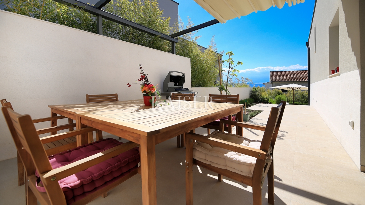 Isola di Krk, Malinska - Villa moderna di 200 m2 con piscina e vista mare