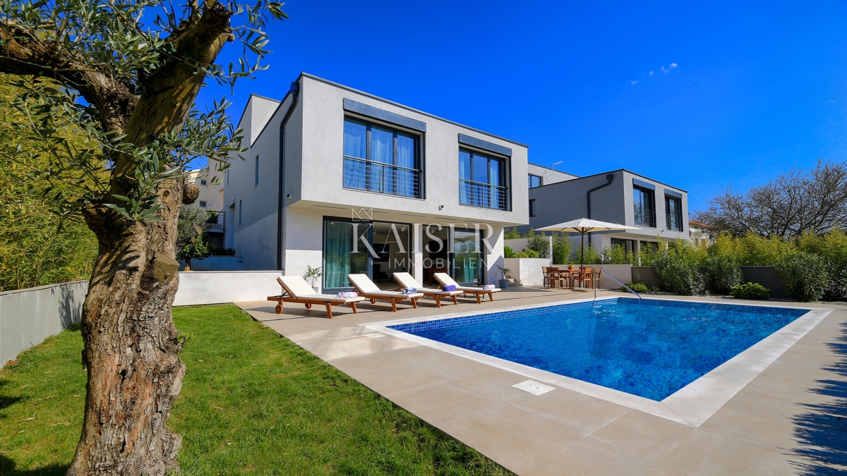 Isola di Krk, Malinska - Villa moderna di 200 m2 con piscina e vista mare