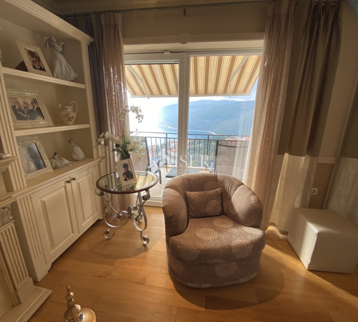Istria, Rabac – Attico con vista mare unica, posizione tranquilla, vicino alla spiaggia.