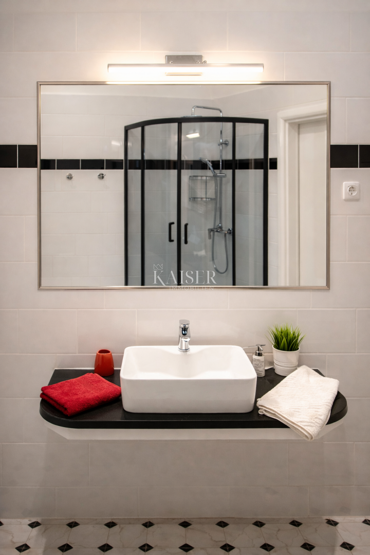 Centro di Opatija – Rara residenza con giardino in una villa storica, a 100 m dal mare