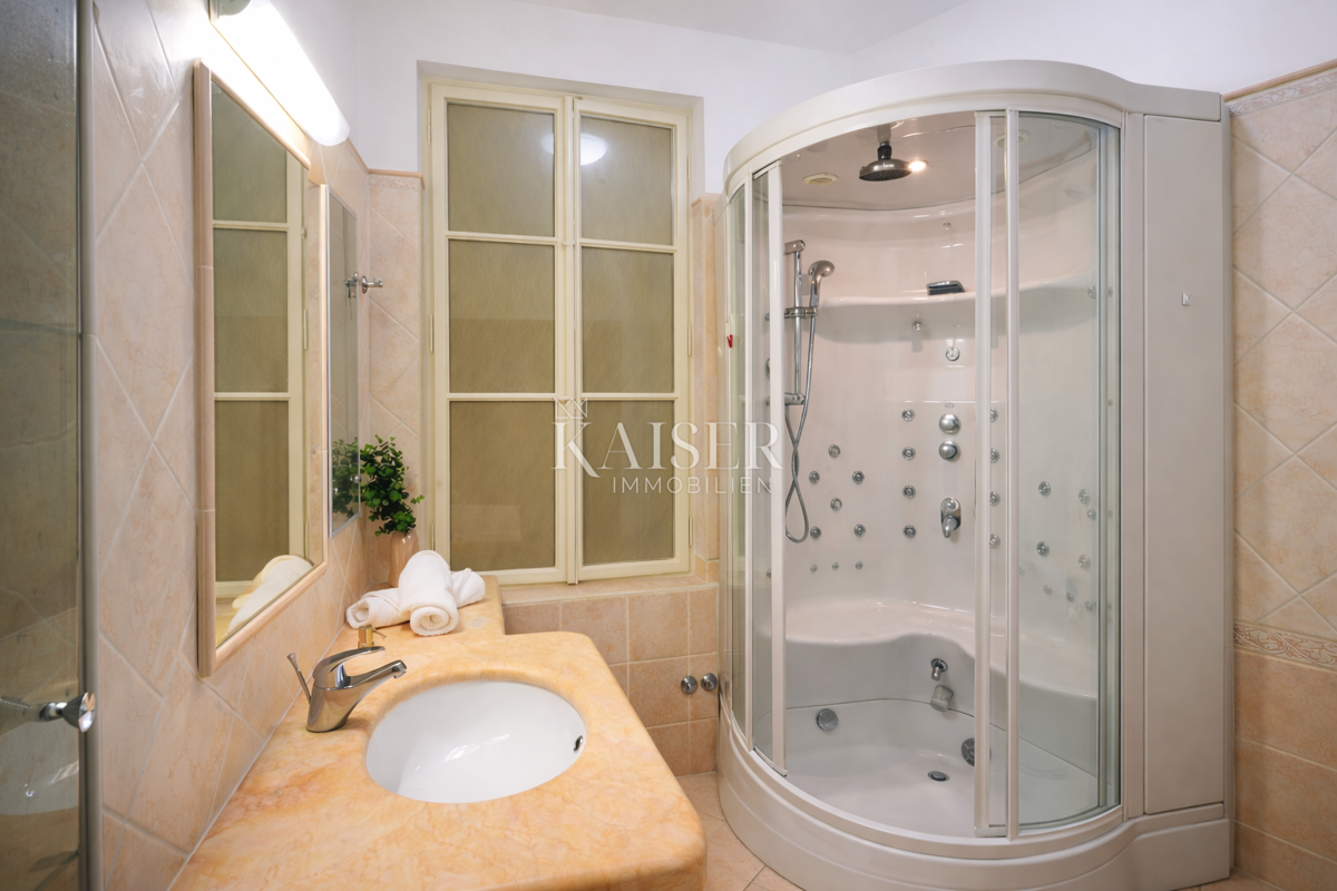 Centro di Opatija – Rara residenza con giardino in una villa storica, a 100 m dal mare