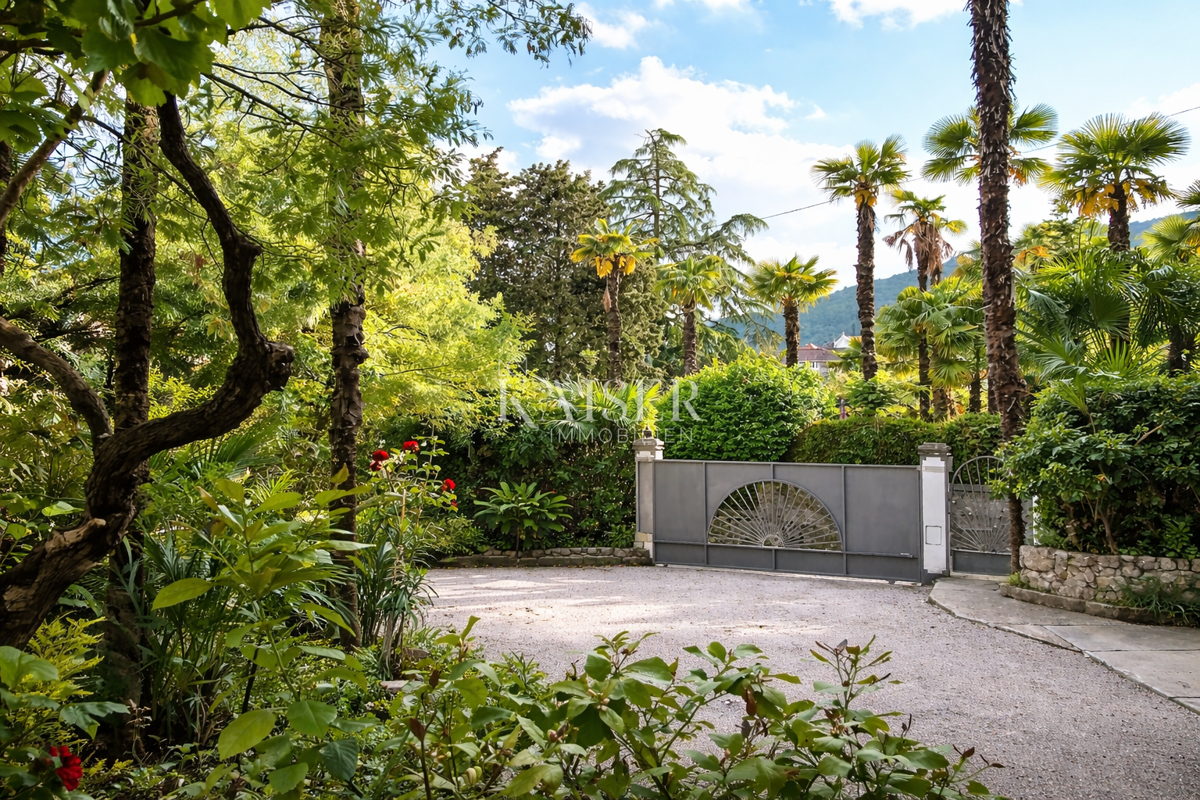 Centro di Opatija – Rara residenza con giardino in una villa storica, a 100 m dal mare