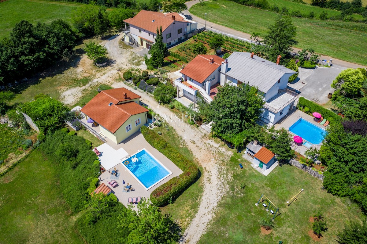 Istria, Gimino - tenuta familiare, 2 case con piscine e 1 ufficio