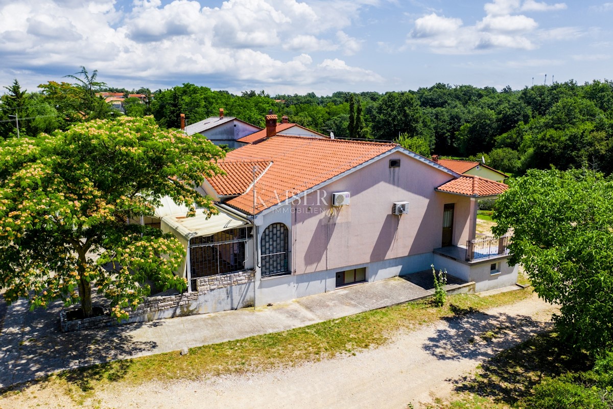 Istria, Gimino - tenuta familiare, 2 case con piscine e 1 ufficio