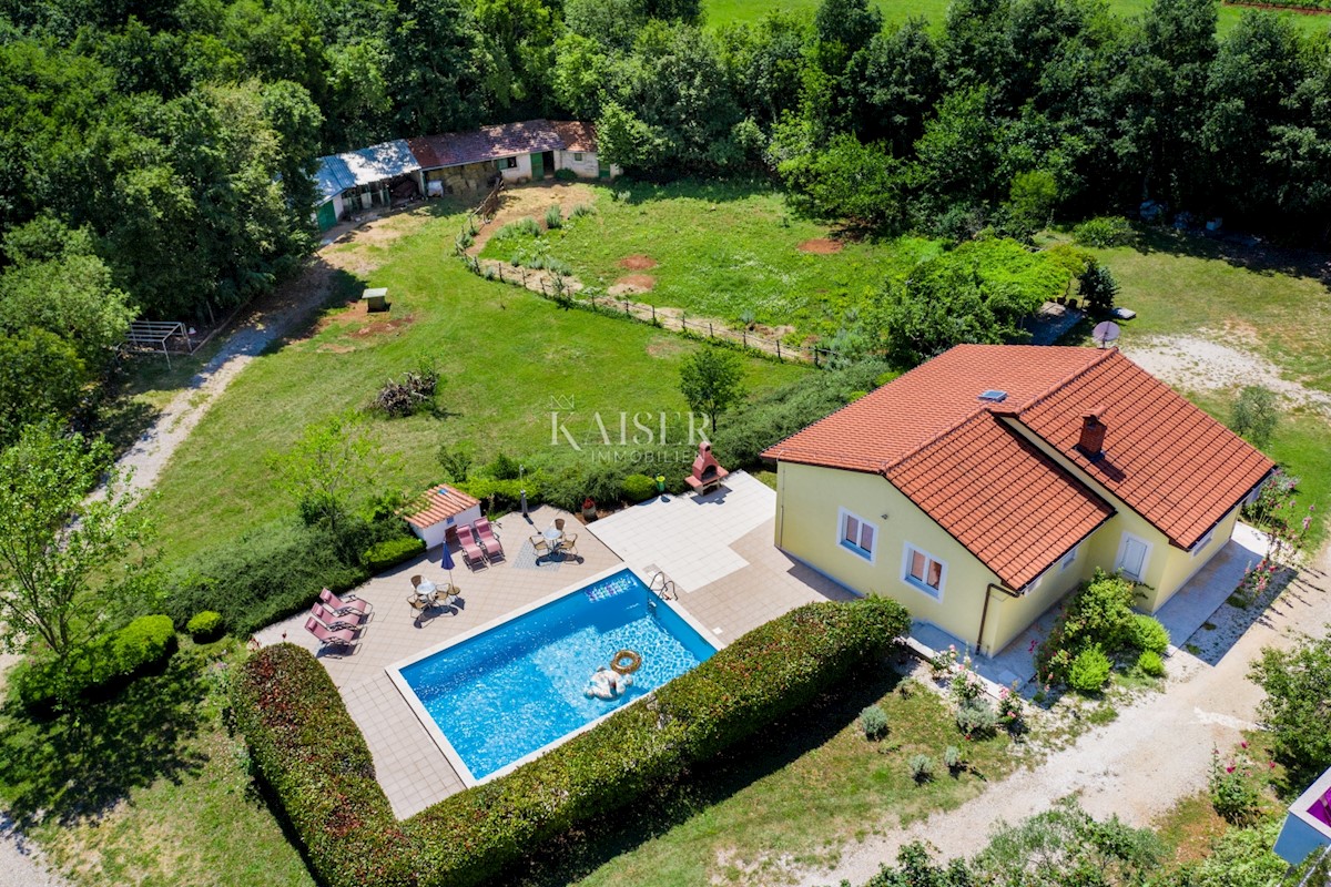 Istria, Gimino - tenuta familiare, 2 case con piscine e 1 ufficio