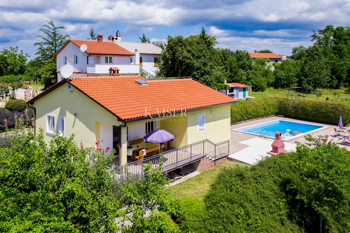 Istria, Gimino - tenuta familiare, 2 case con piscine e 1 ufficio