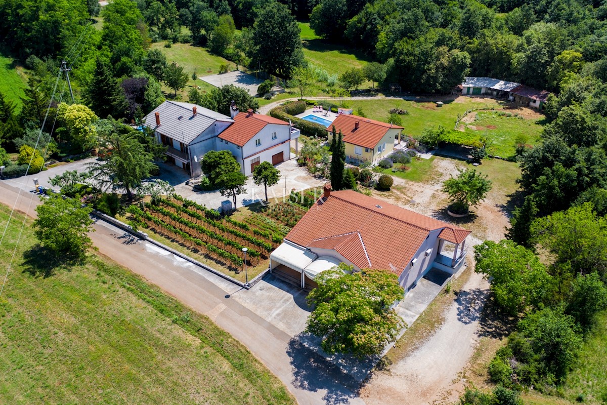 Istria, Gimino - tenuta familiare, 2 case con piscine e 1 ufficio